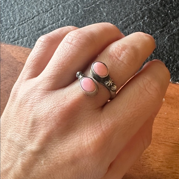 Navajo Freda Martinez Pink Conch Bypass Ring Sterling Silver - Picture 4 of 4